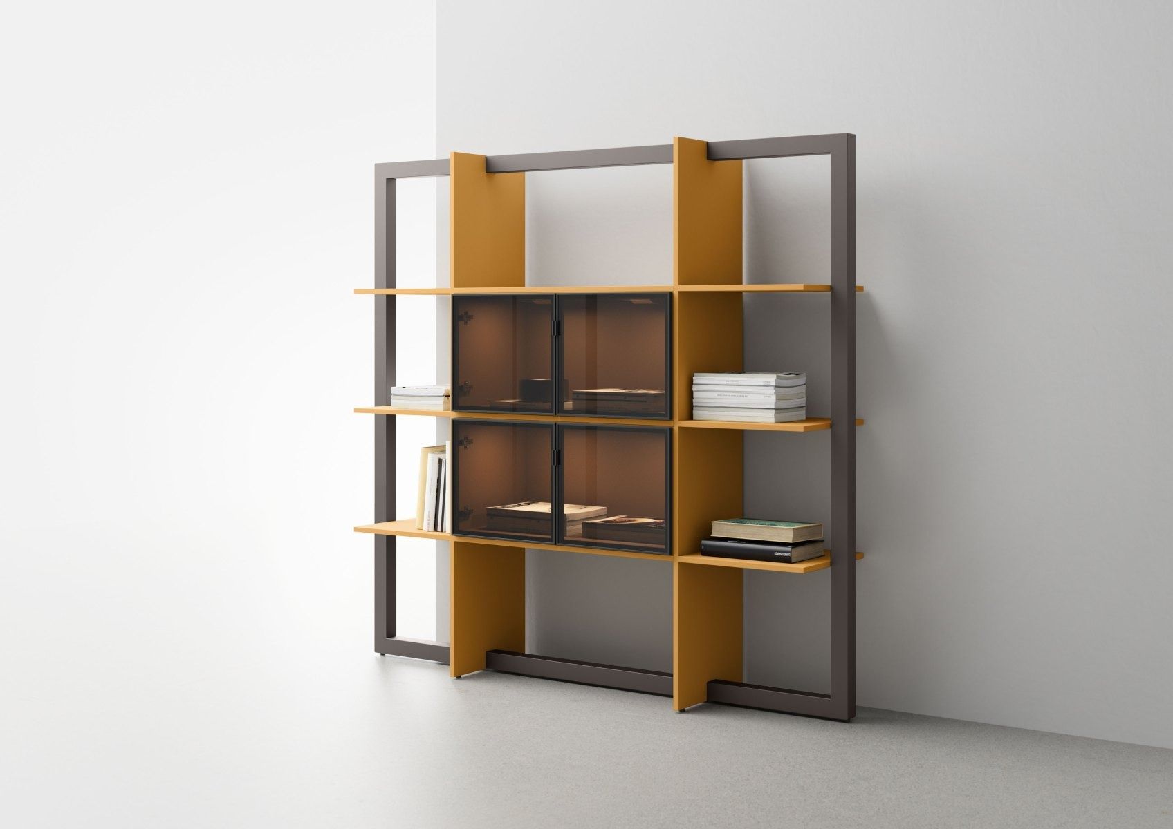 Una libreria moderna e modulare con struttura in metallo scuro, ripiani in legno e ante in vetro, su uno sfondo bianco.
