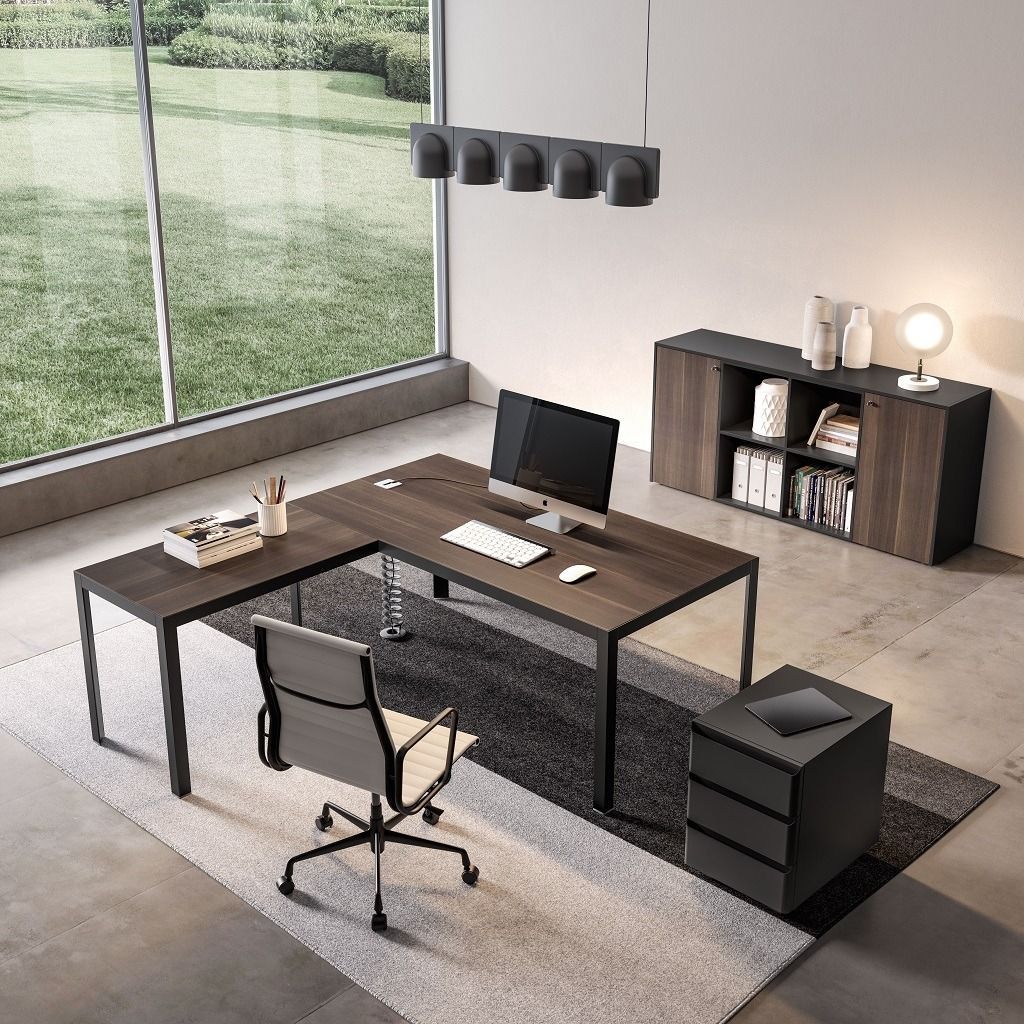 Un moderno ufficio domestico con scrivania a L in legno scuro, sedia grigia con rotelle, piccolo mobile contenitore e credenza su un tappeto.