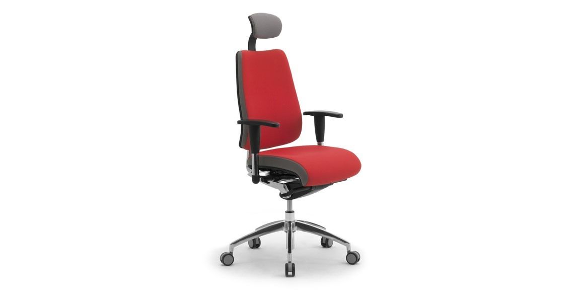 Sedia da ufficio rossa con poggiatesta grigio, braccioli regolabili e base argentata a cinque ruote su sfondo bianco.