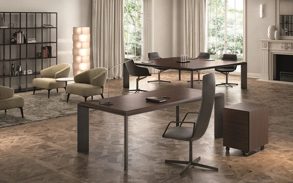 Spazio ufficio moderno con scrivanie, sedie, scaffali e camino, caratterizzato da una palette di colori caldi e neutri.