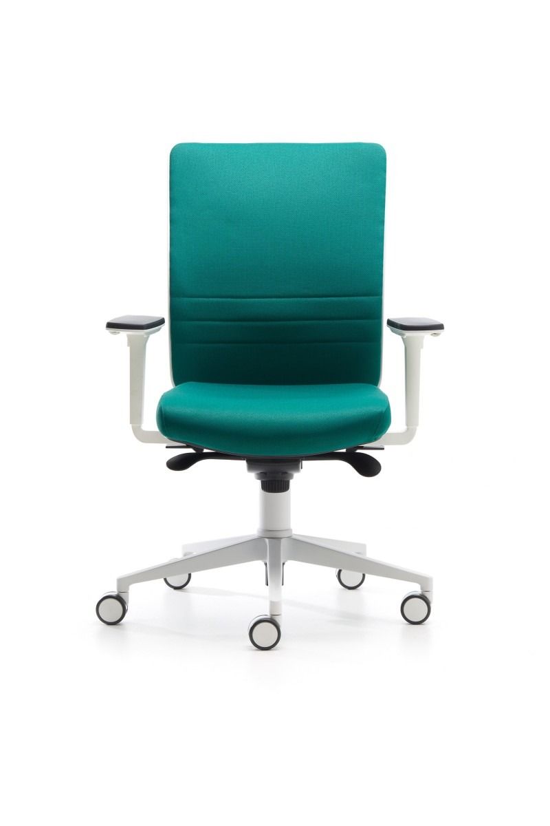 Una sedia da ufficio color verde acqua con braccioli bianchi e base a cinque razze con rotelle, su sfondo bianco.