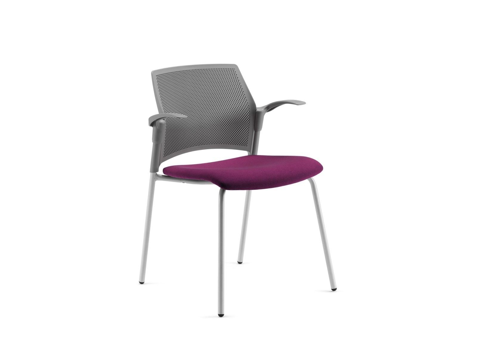 Una moderna sedia da ufficio con schienale in rete grigia, seduta imbottita viola e struttura in metallo a quattro gambe di colore chiaro.