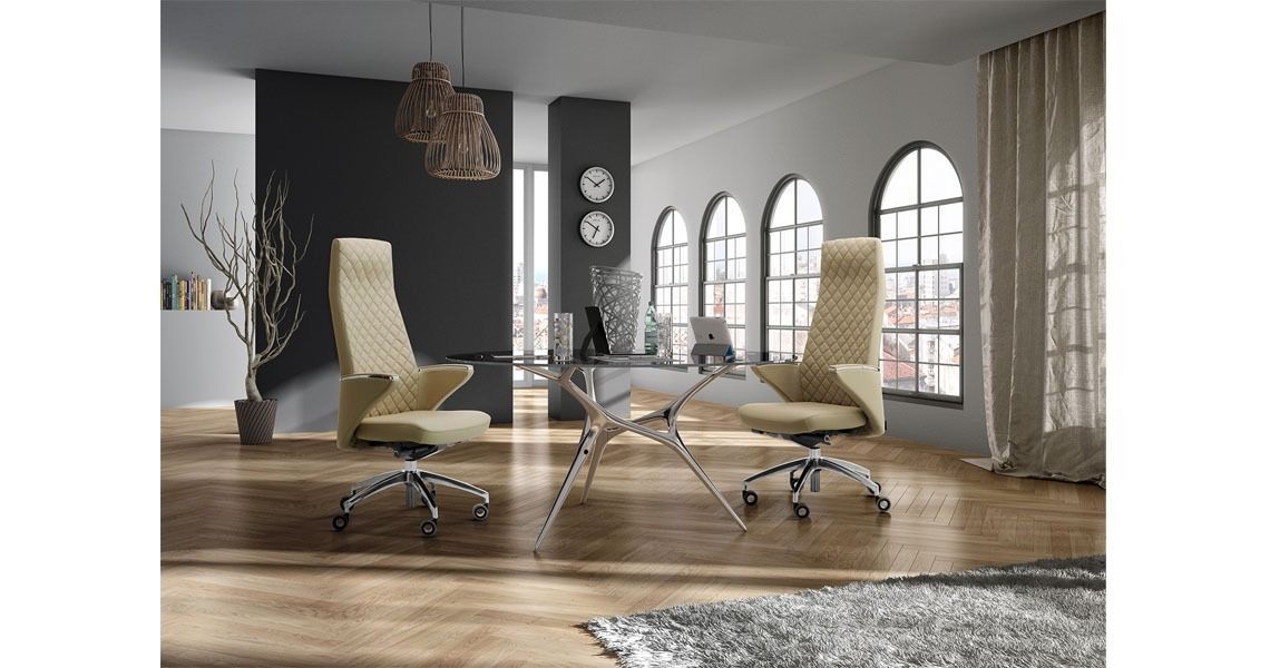 In un ufficio moderno con ampie finestre ad arco, due sedie ergonomiche da ufficio color crema con schienale alto sono disposte di fronte a una scrivania in vetro.
