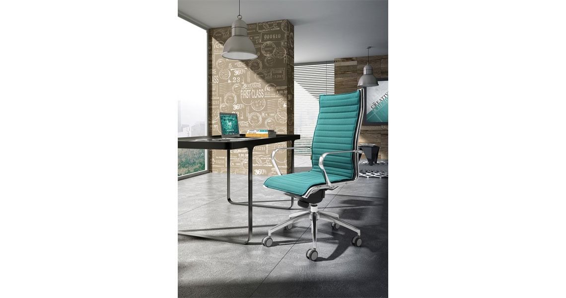 Sedia da ufficio color verde acqua con struttura a coste, dettagli cromati e rotelle, posizionata accanto a una scrivania in una stanza moderna e luminosa.
