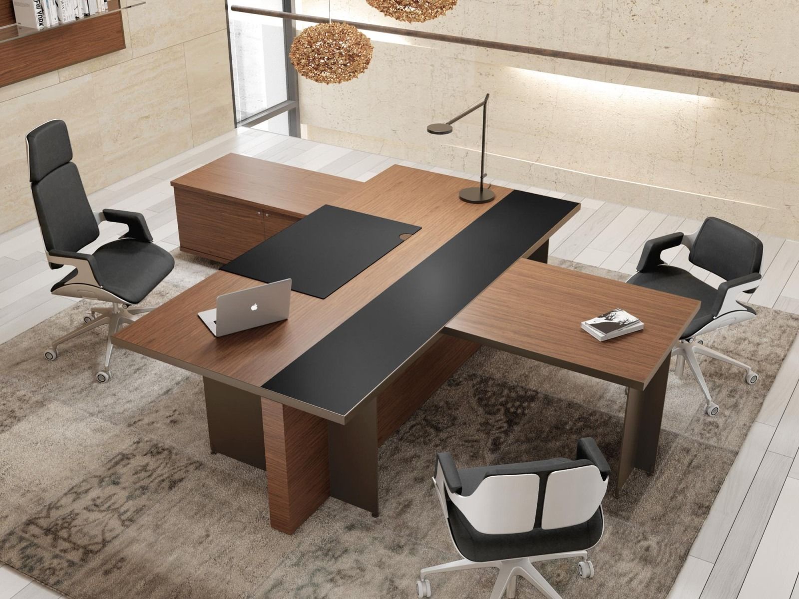 Una moderna scrivania da ufficio in legno con dettagli neri e un computer portatile, circondata da tre sedie ergonomiche su un tappeto dalla texture particolare.