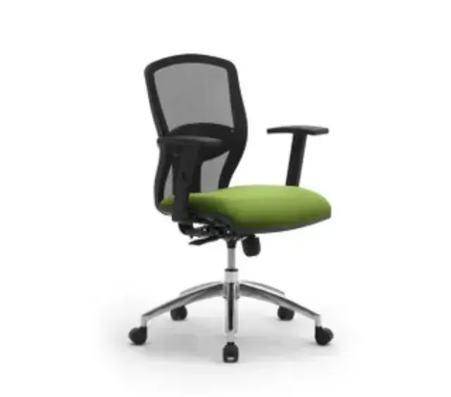 Una sedia da ufficio con schienale in rete nera, sedile imbottito verde lime e braccioli regolabili, su una base argentata a cinque ruote.