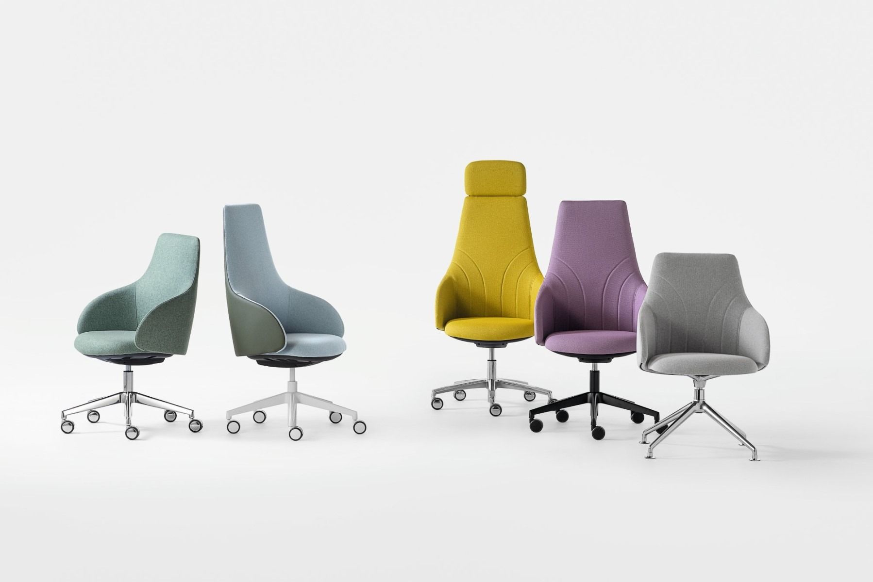 Cinque moderne sedie da ufficio di vari colori, tra cui verde acqua, giallo, viola e grigio, disposte su uno sfondo bianco.