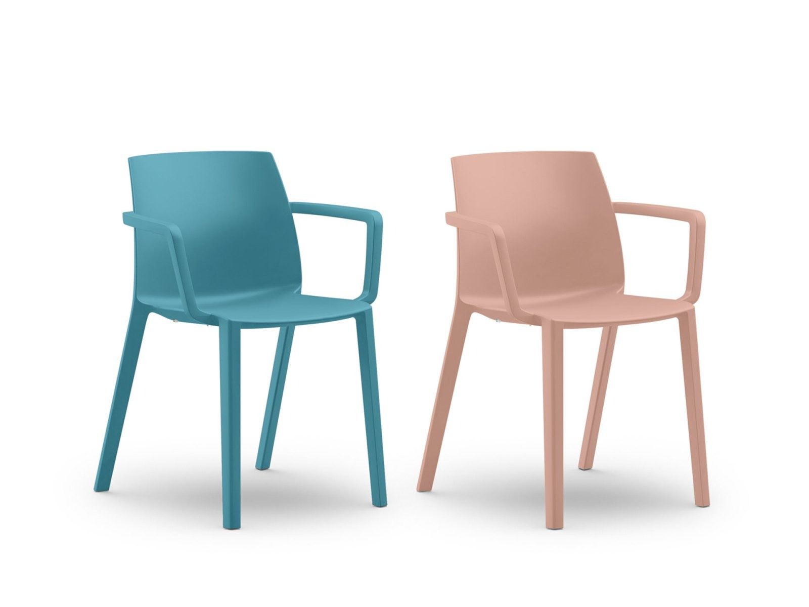 Due poltrone moderne in plastica stampata, una color verde acqua e l'altra rosa cipria, esposte su uno sfondo bianco.