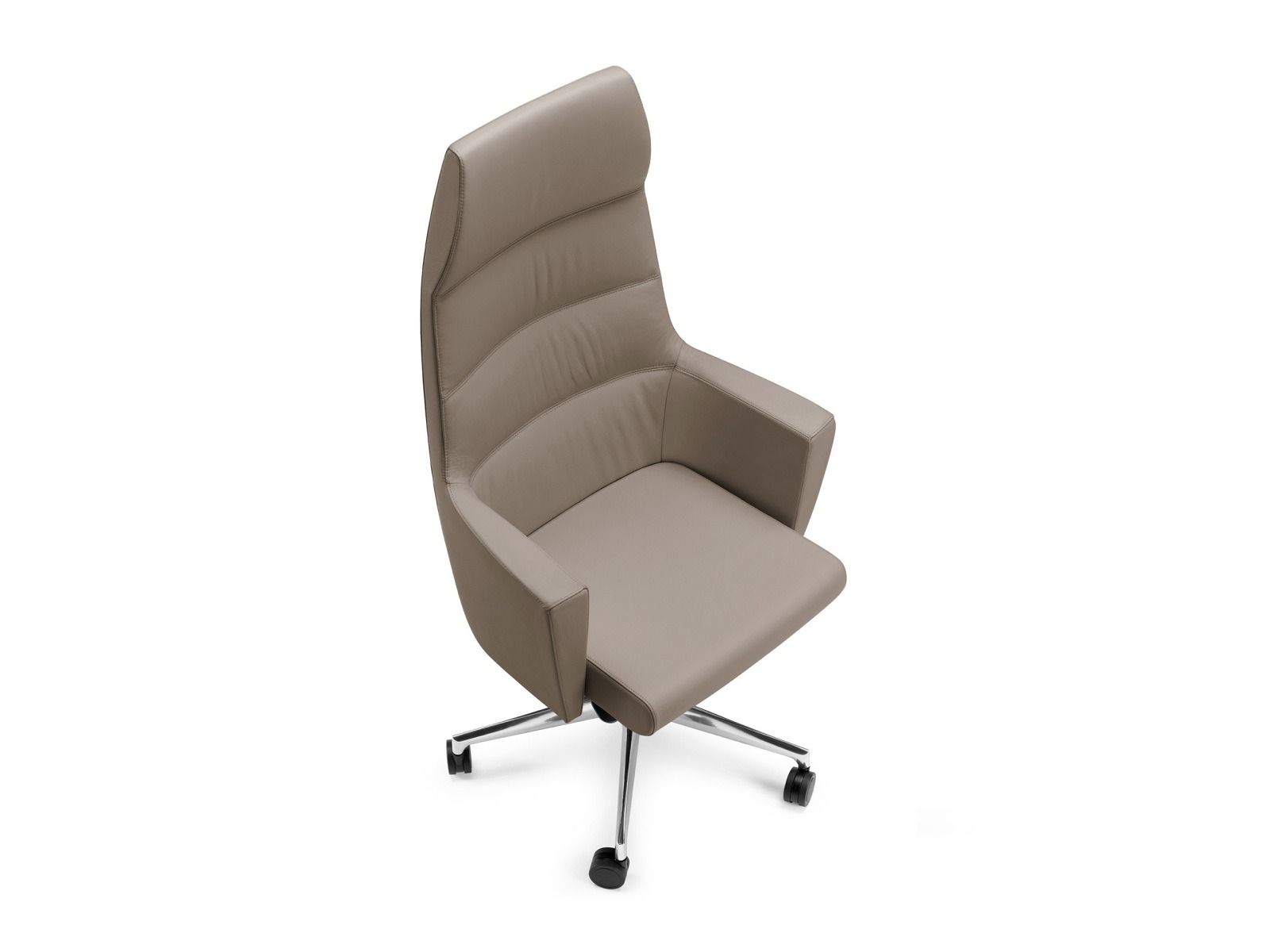Sedia da ufficio con schienale alto, color tortora chiaro, con braccioli imbottiti e base argentata a cinque ruote su sfondo bianco.