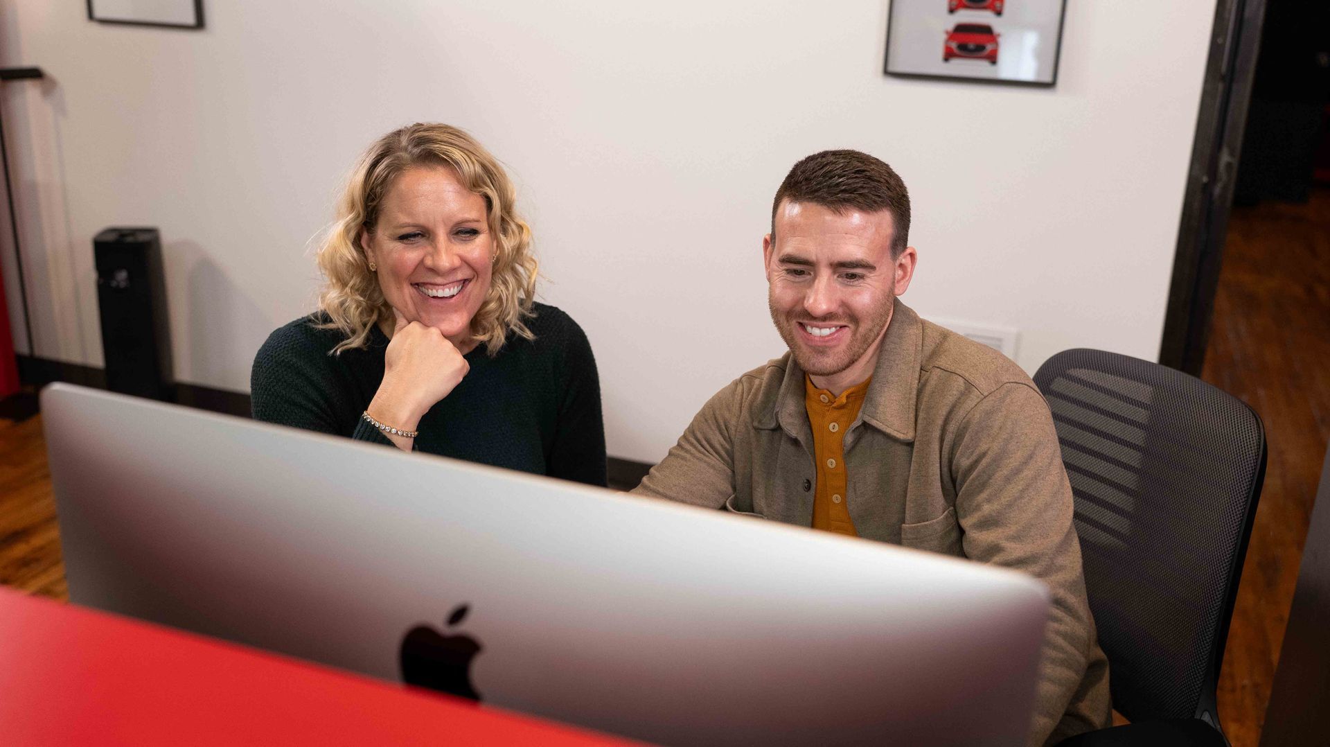 Mirrorless Productions collaborating with a client during a custom website design and branding strategy meeting.