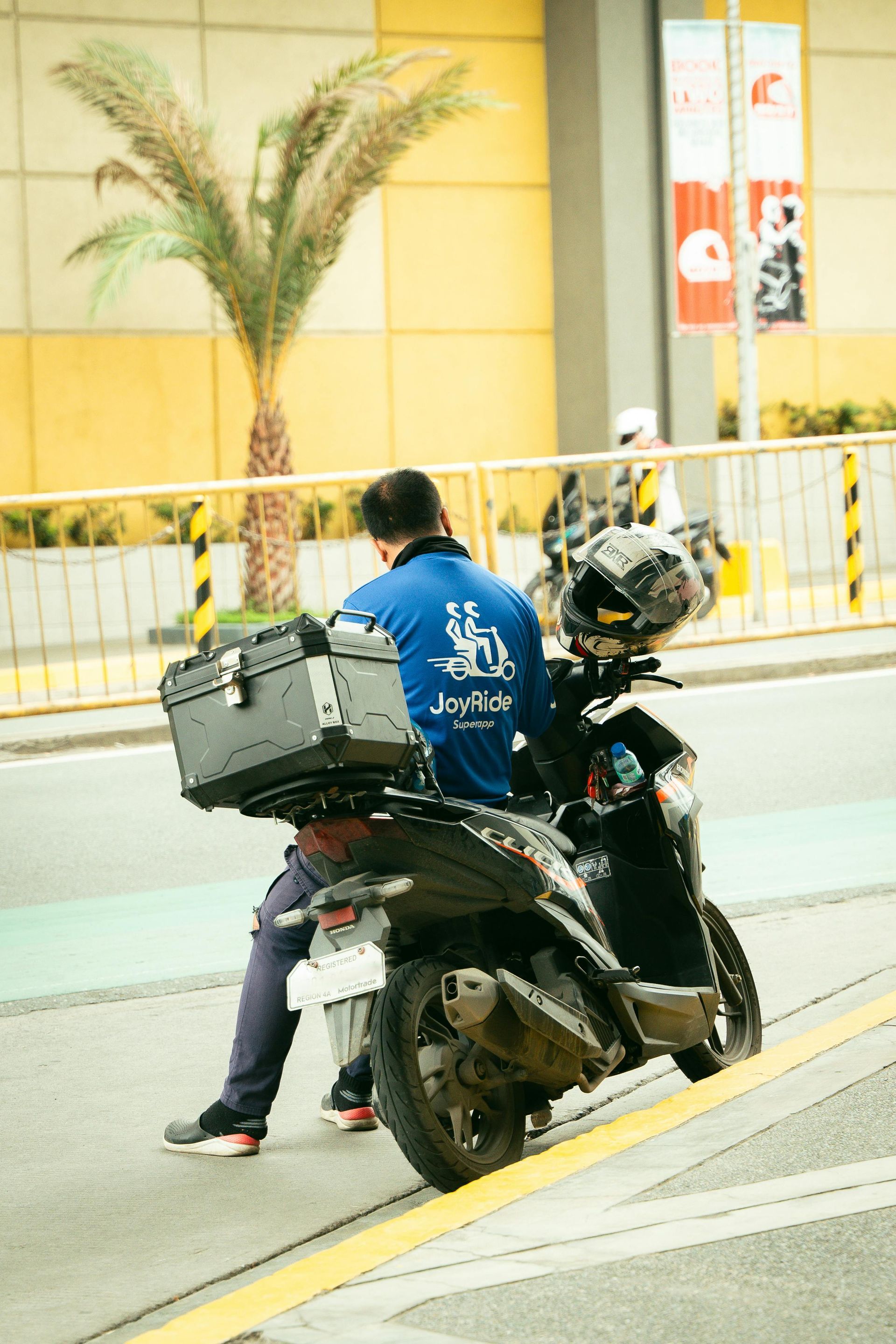 Joyride motorcycle taxi drop-off at Y2 Residence Hotel, Poblacion Makati