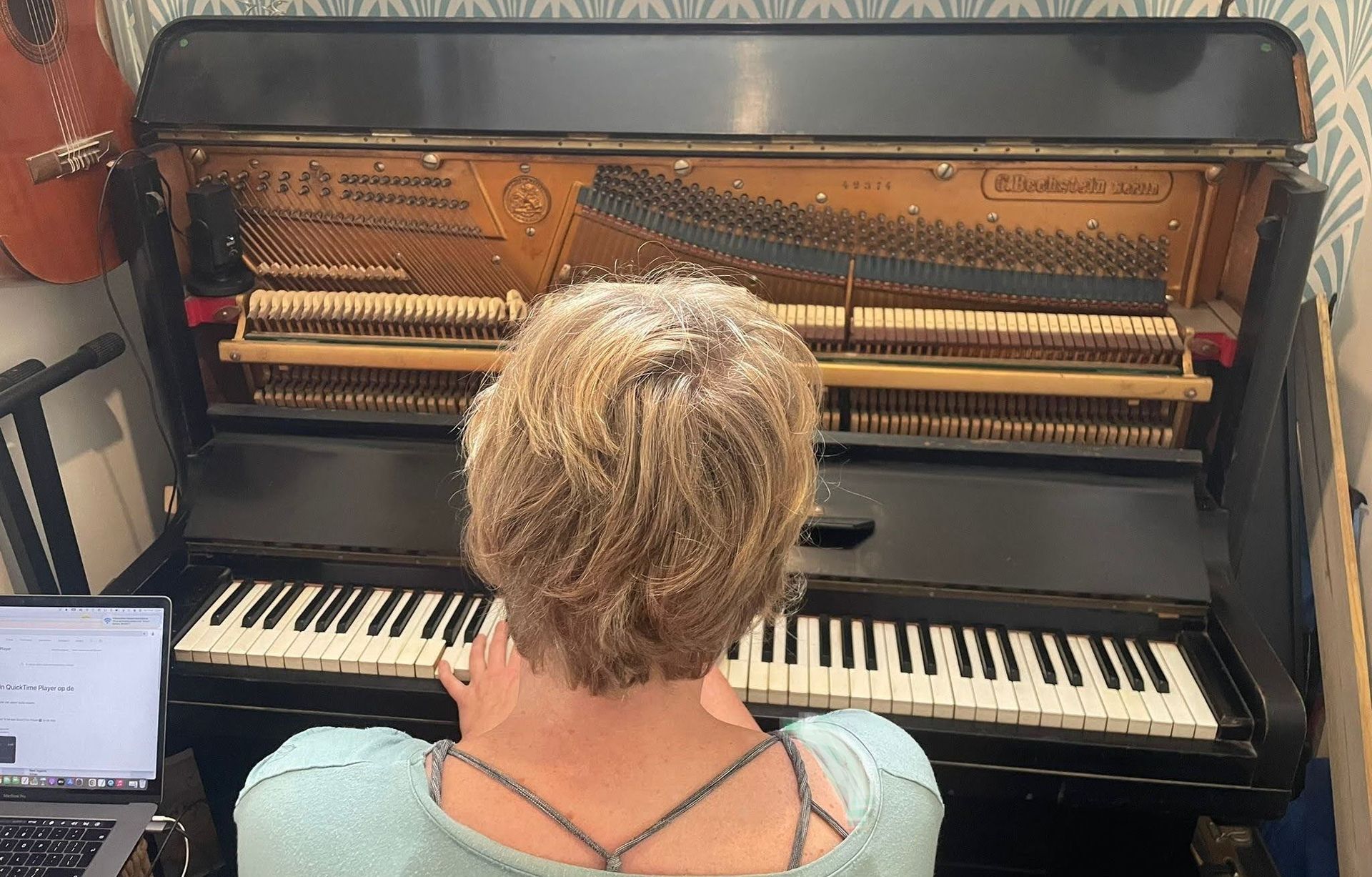 Muziek maken achter de piano voor muziekprojecten
