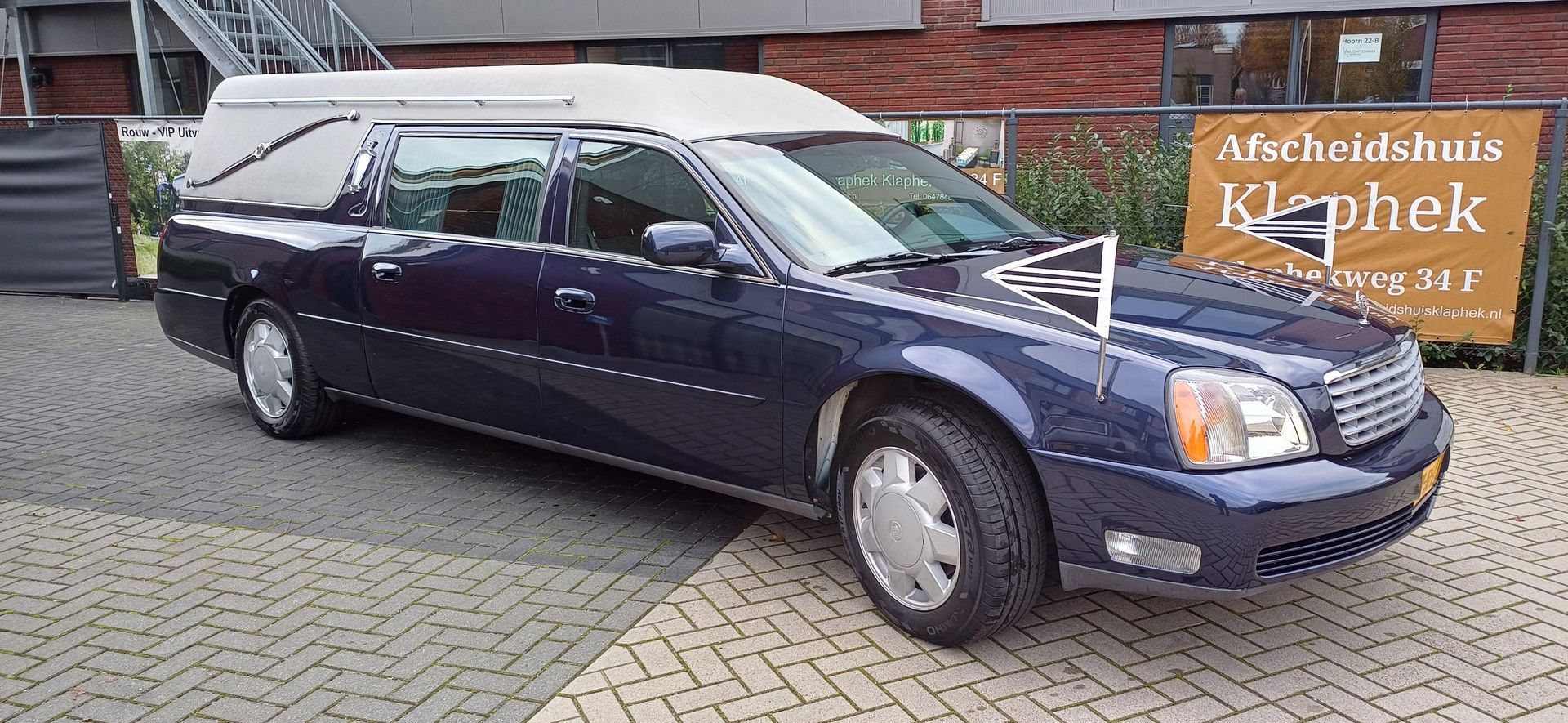 Blauwe rouwauto van Rouw V.I.P.