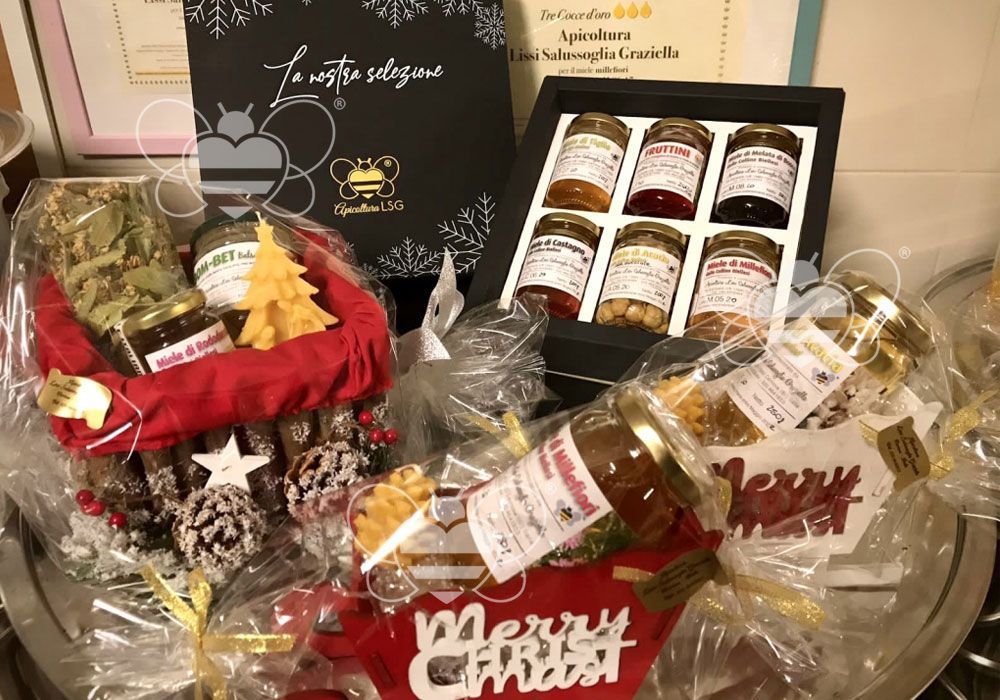 vari cesti con miele per natale