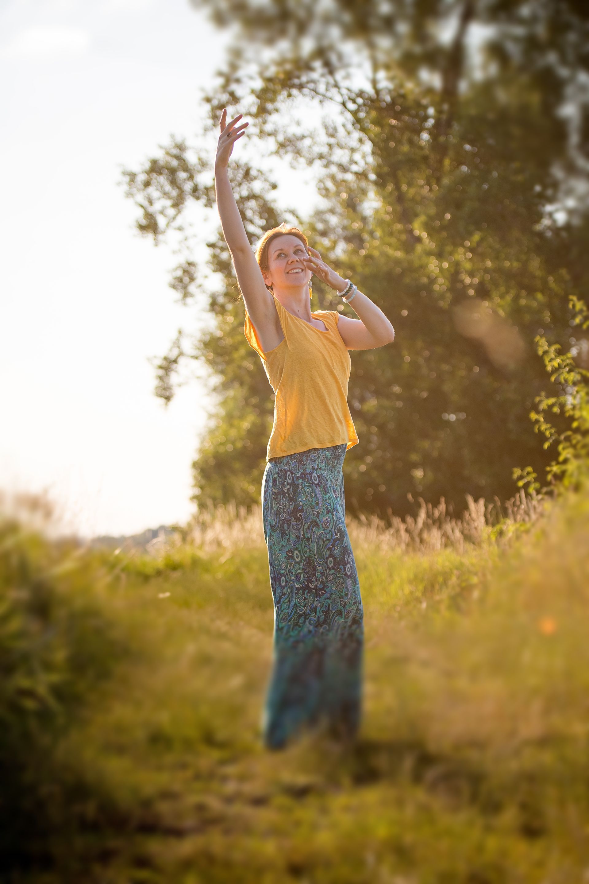 Nataliya Urban dehnt ihre Wirbelsäule mit Qigong-Übungen