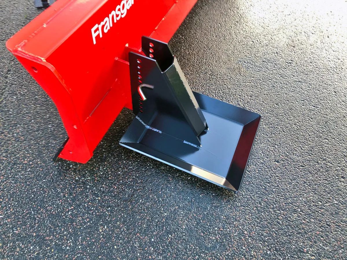 Ein roter Frenchgear-Schneepflug liegt auf dem Boden