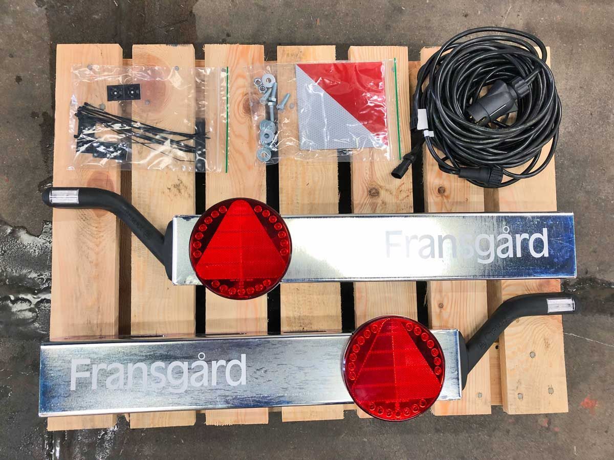 Eine Holzpalette mit einem Schild mit der Aufschrift „Fransgard“ darauf
