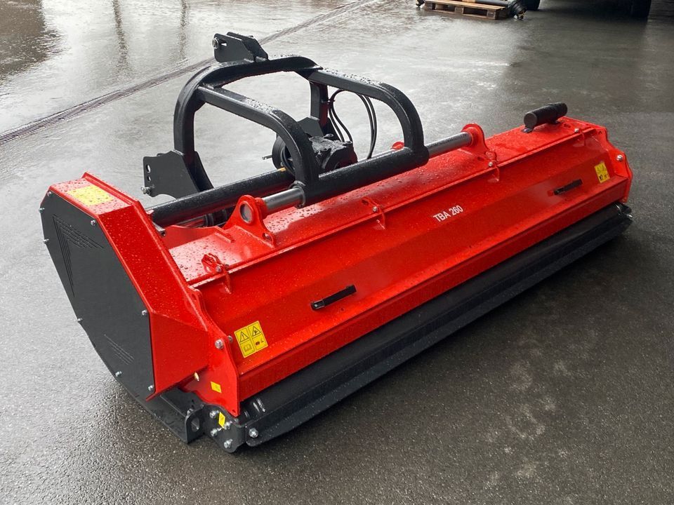 Eine rot-schwarze Maschine steht auf dem Boden