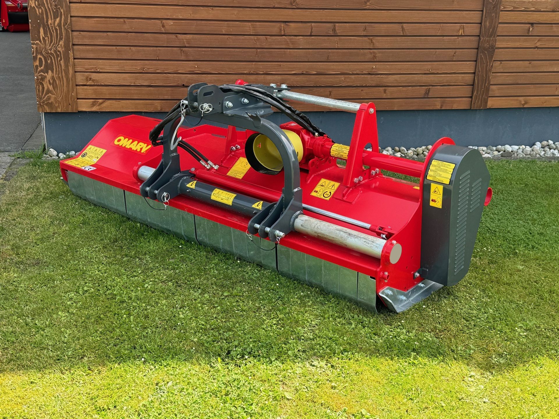 Ein Traktor schneidet Gras am Straßenrand.