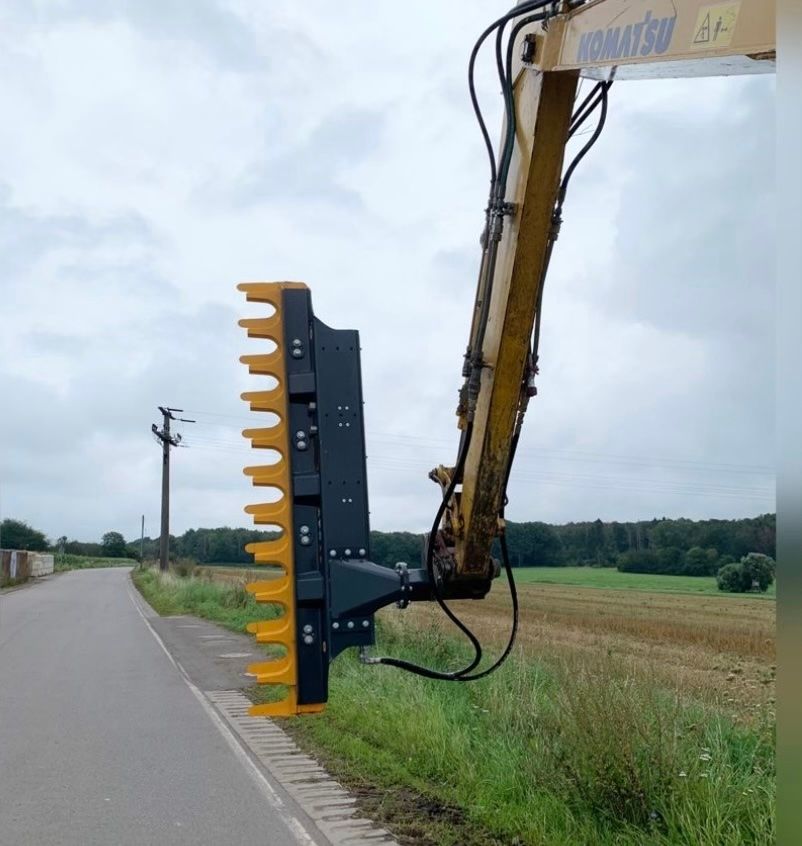 Ein roter Traktor steht am Straßenrand