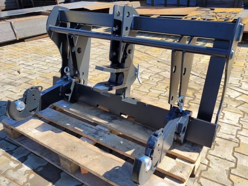 Schwarze Metallbefestigung auf einer Holzpalette, vermutlich für schwere Maschinen.