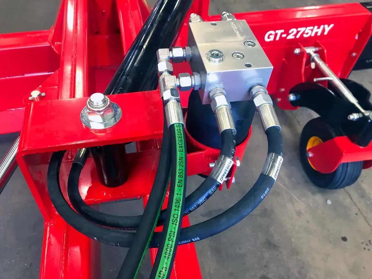 Ein roter Traktor mit der Aufschrift gt-275hy