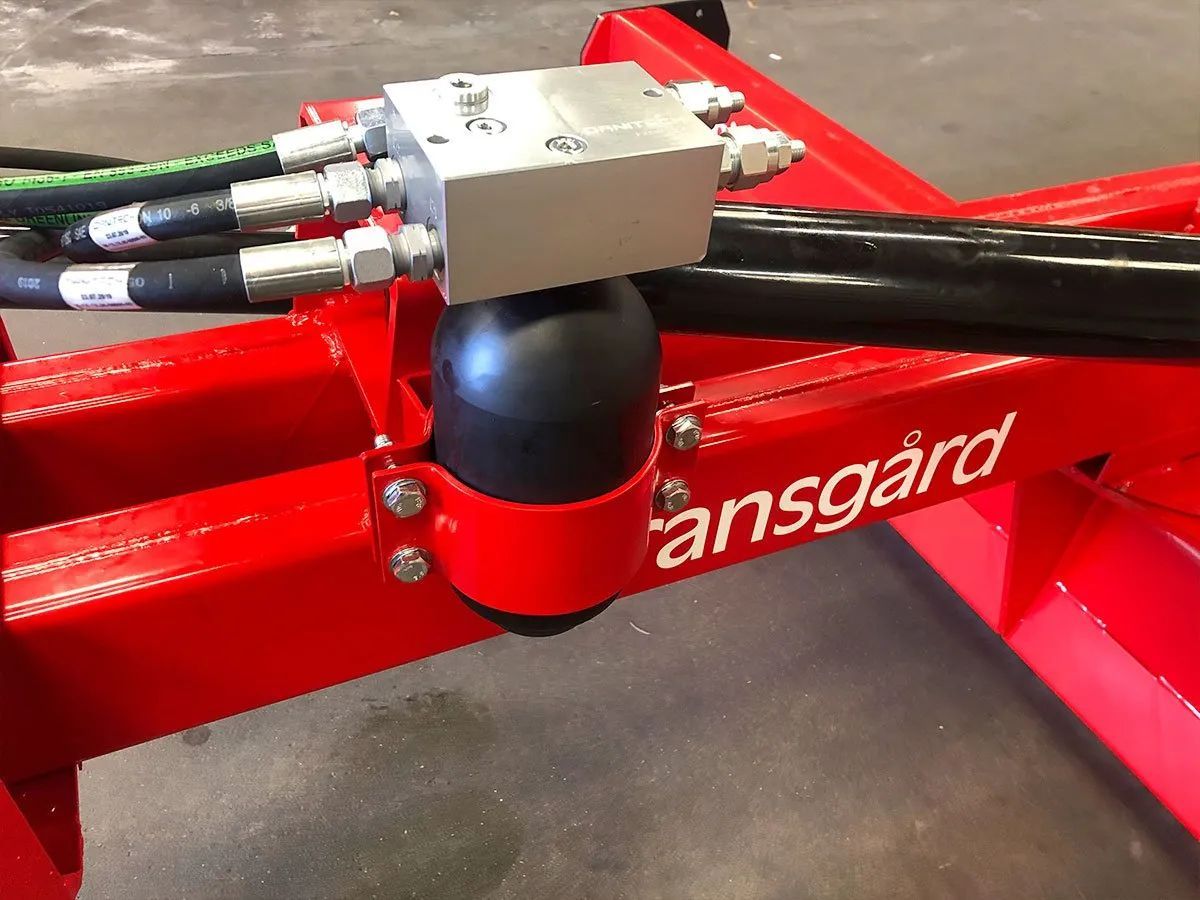 Ein roter Traktor mit dem Wort Ansgard darauf