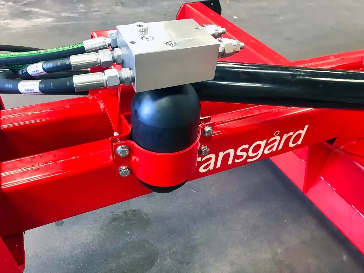 Ein roter Traktor mit dem Wort Ansgard darauf