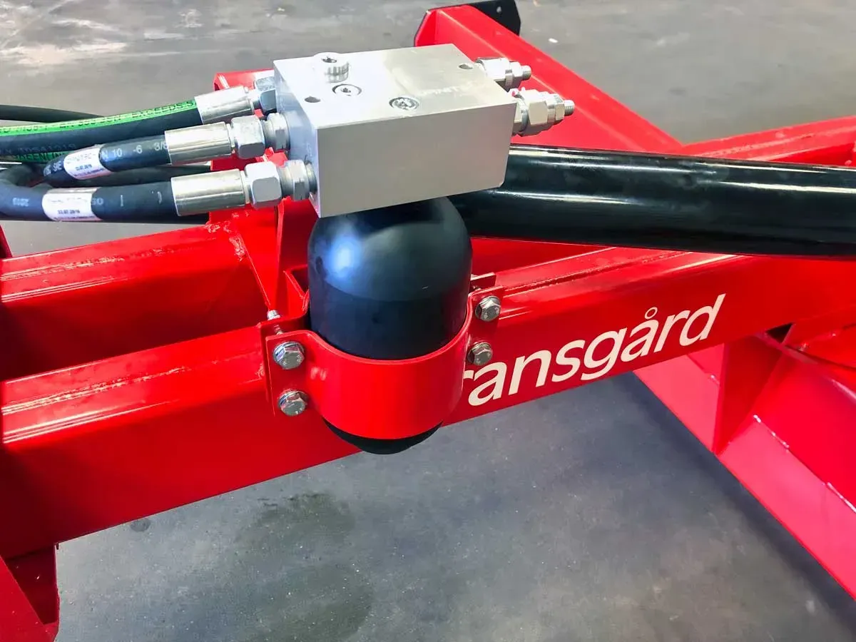 Ein roter Traktor mit dem Wort Ansgard darauf