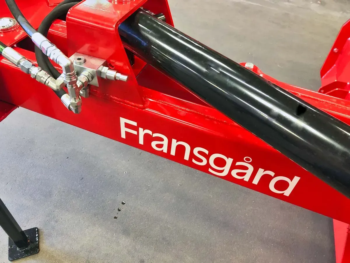Ein roter Gegenstand mit dem Wort Fransgard darauf