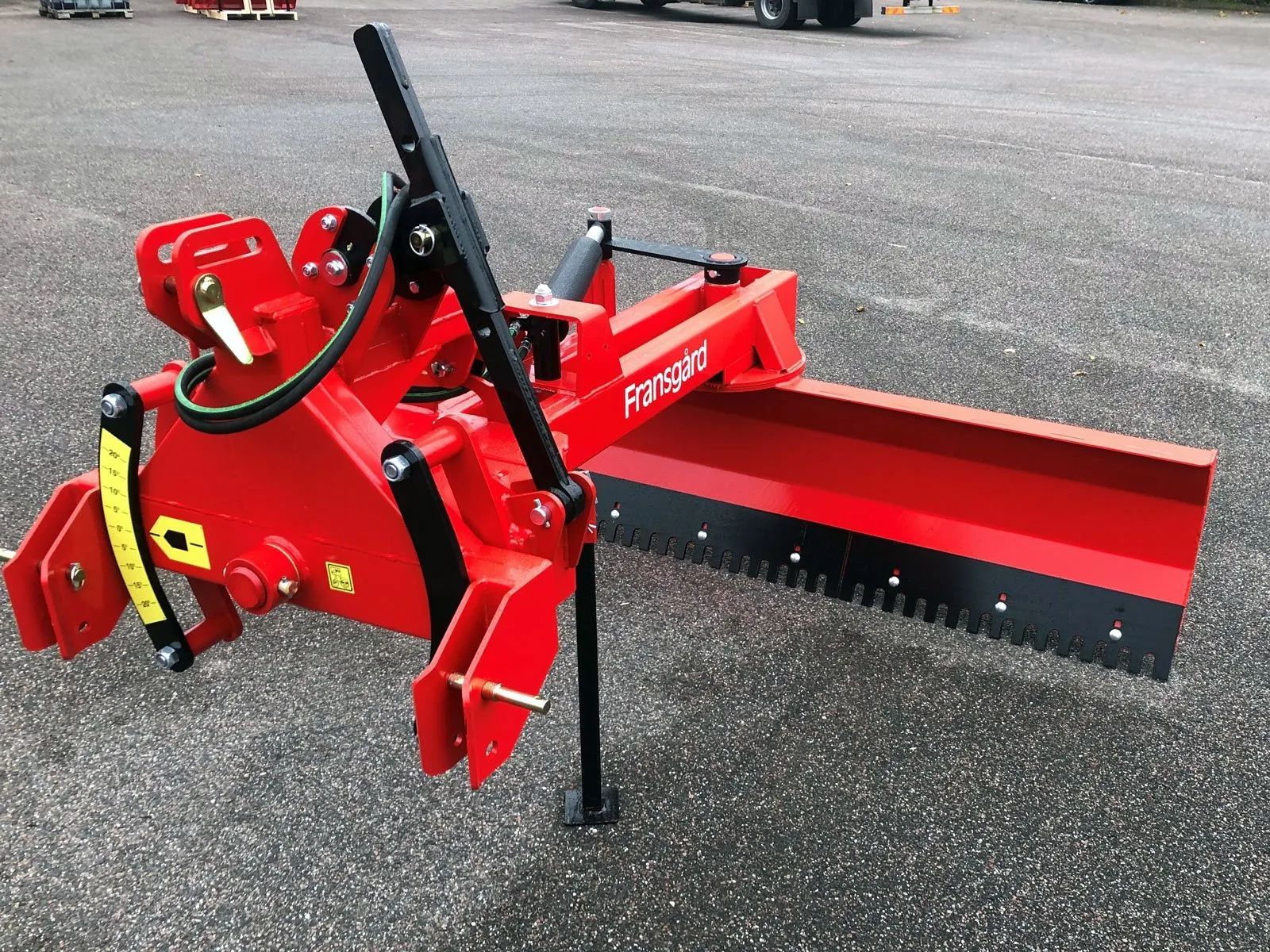 Auf dem Boden steht eine rot-schwarze Maschine.
