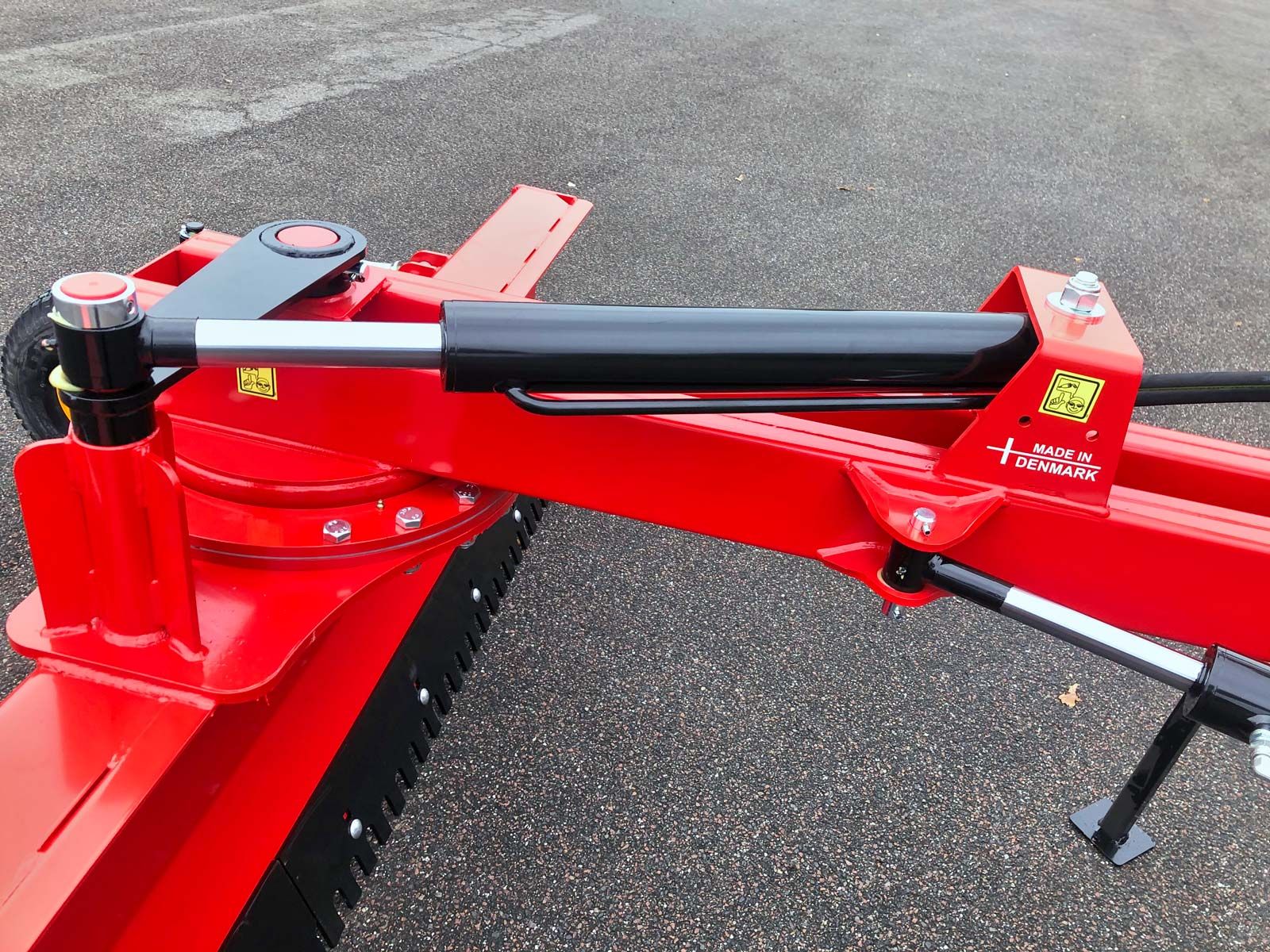 Ein roter Traktor steht am Straßenrand.