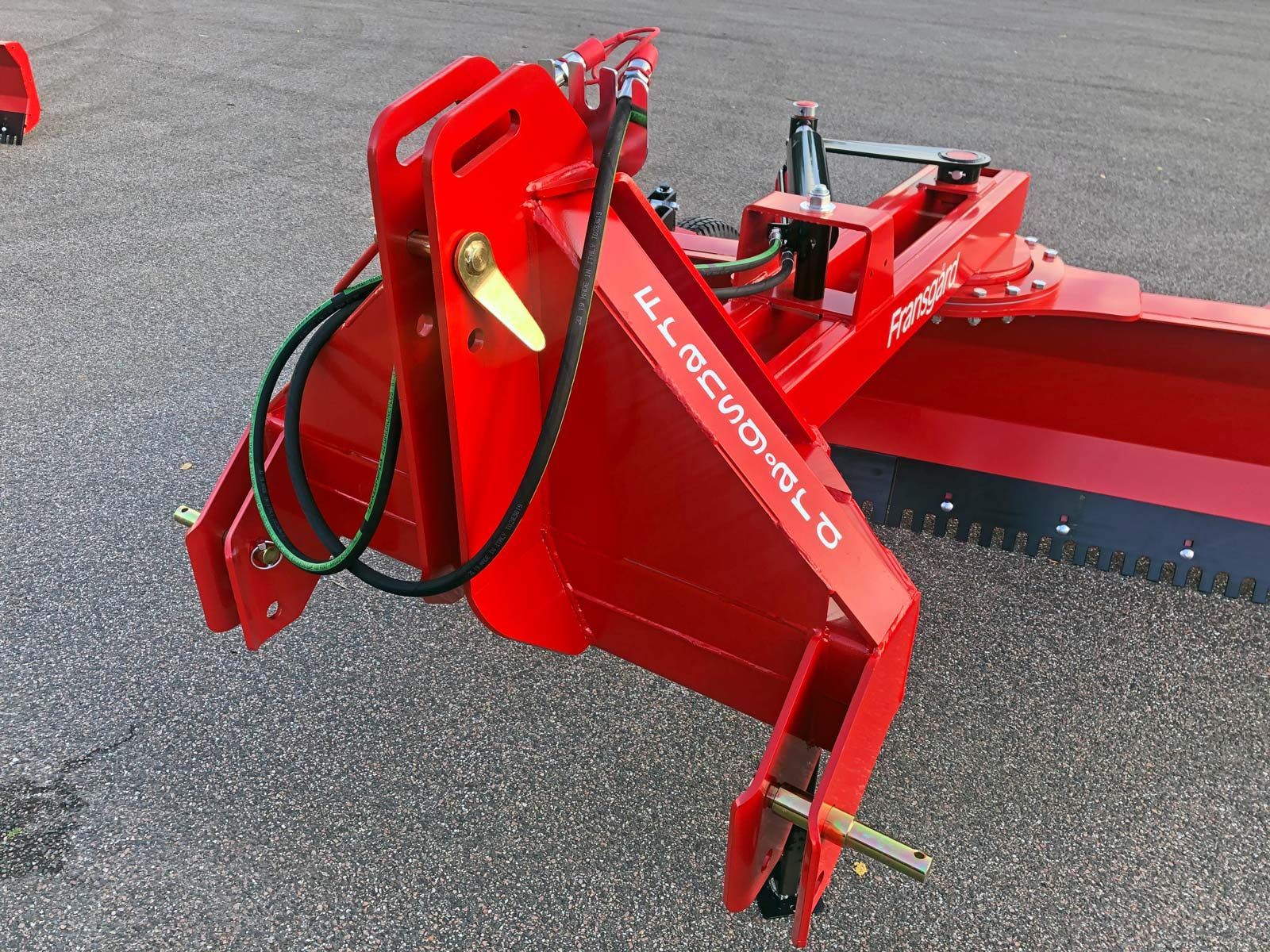 Ein roter Traktor steht am Straßenrand