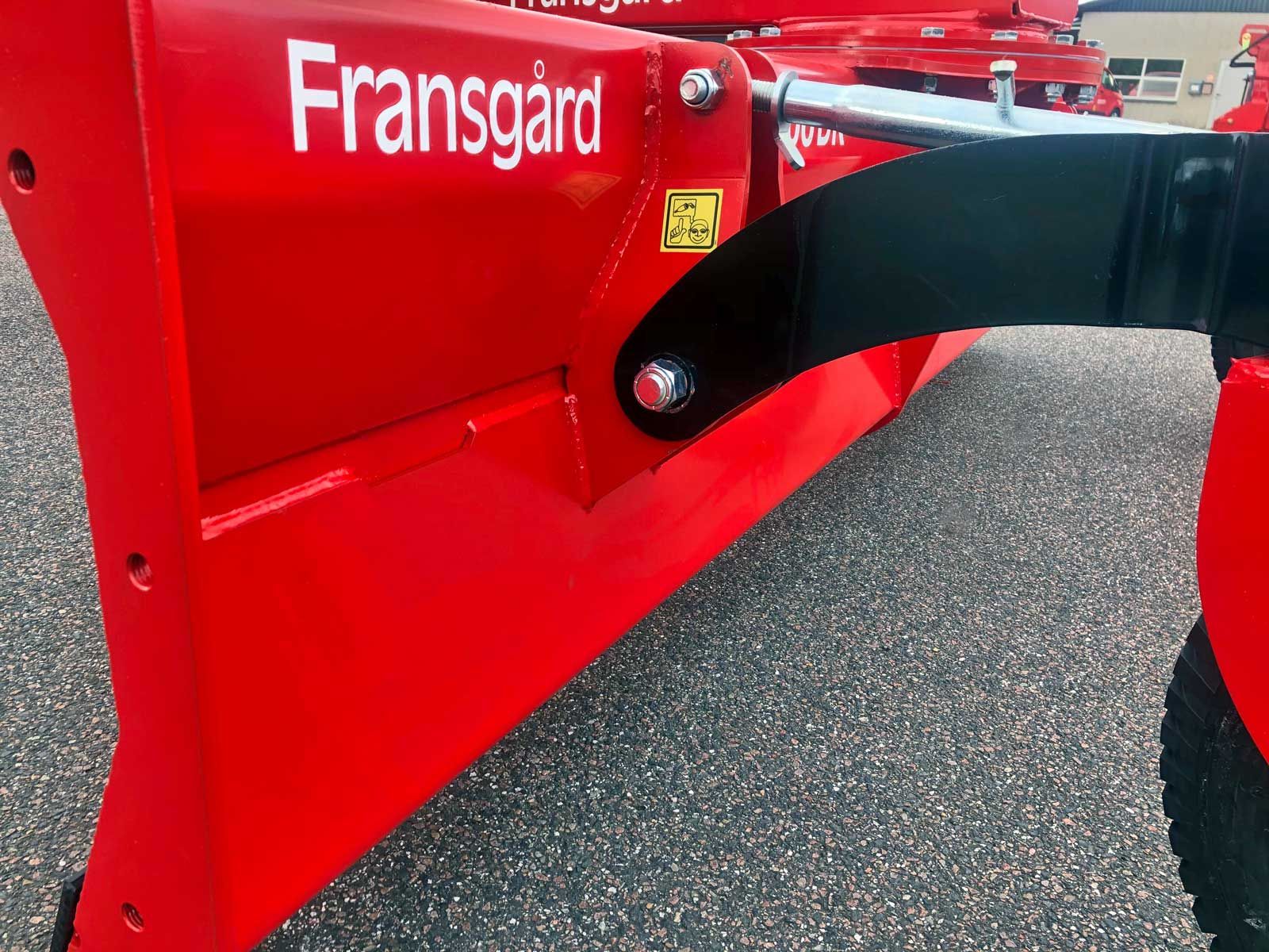 Ein roter Traktor mit dem Wort Fransgard darauf