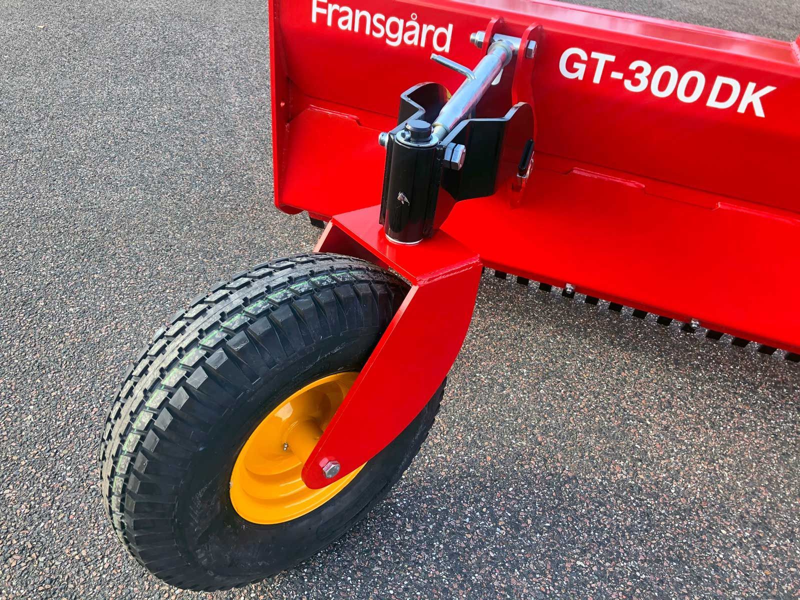 Eine Nahaufnahme von einem roten Traktor mit einem gelben Reifen