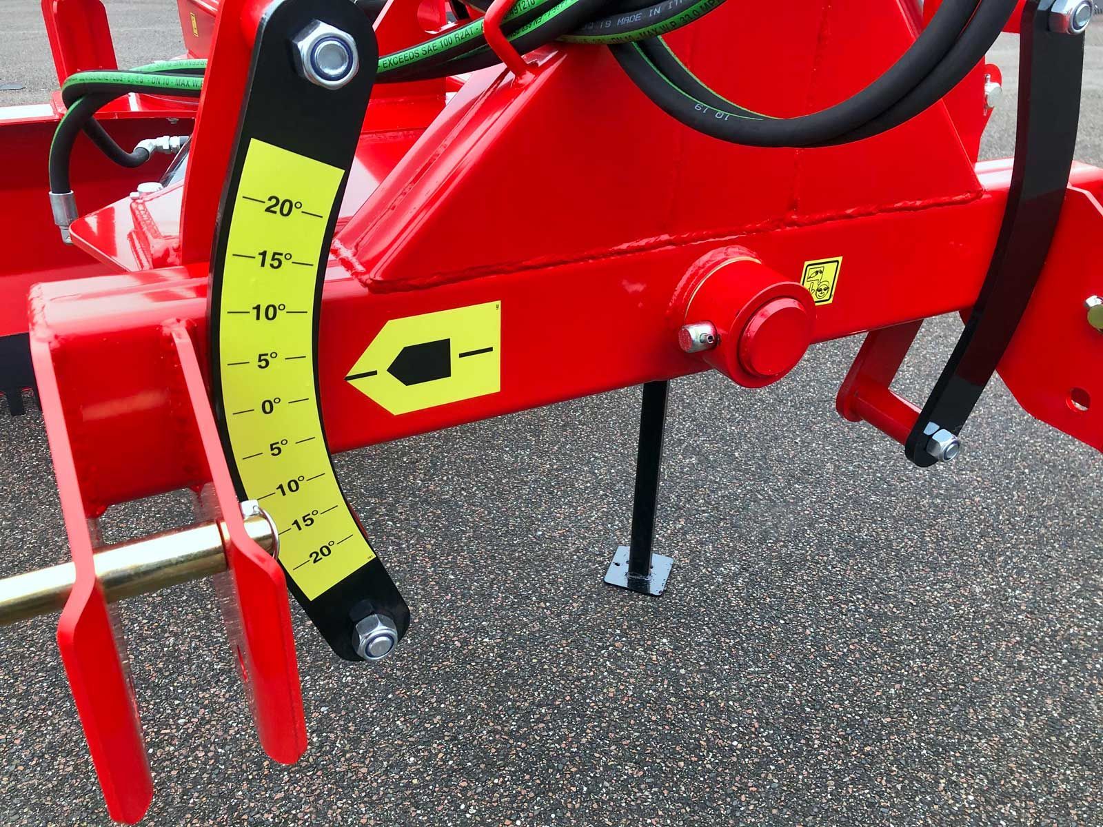 Ein roter Traktor mit einem gelben Aufkleber mit der Aufschrift -20