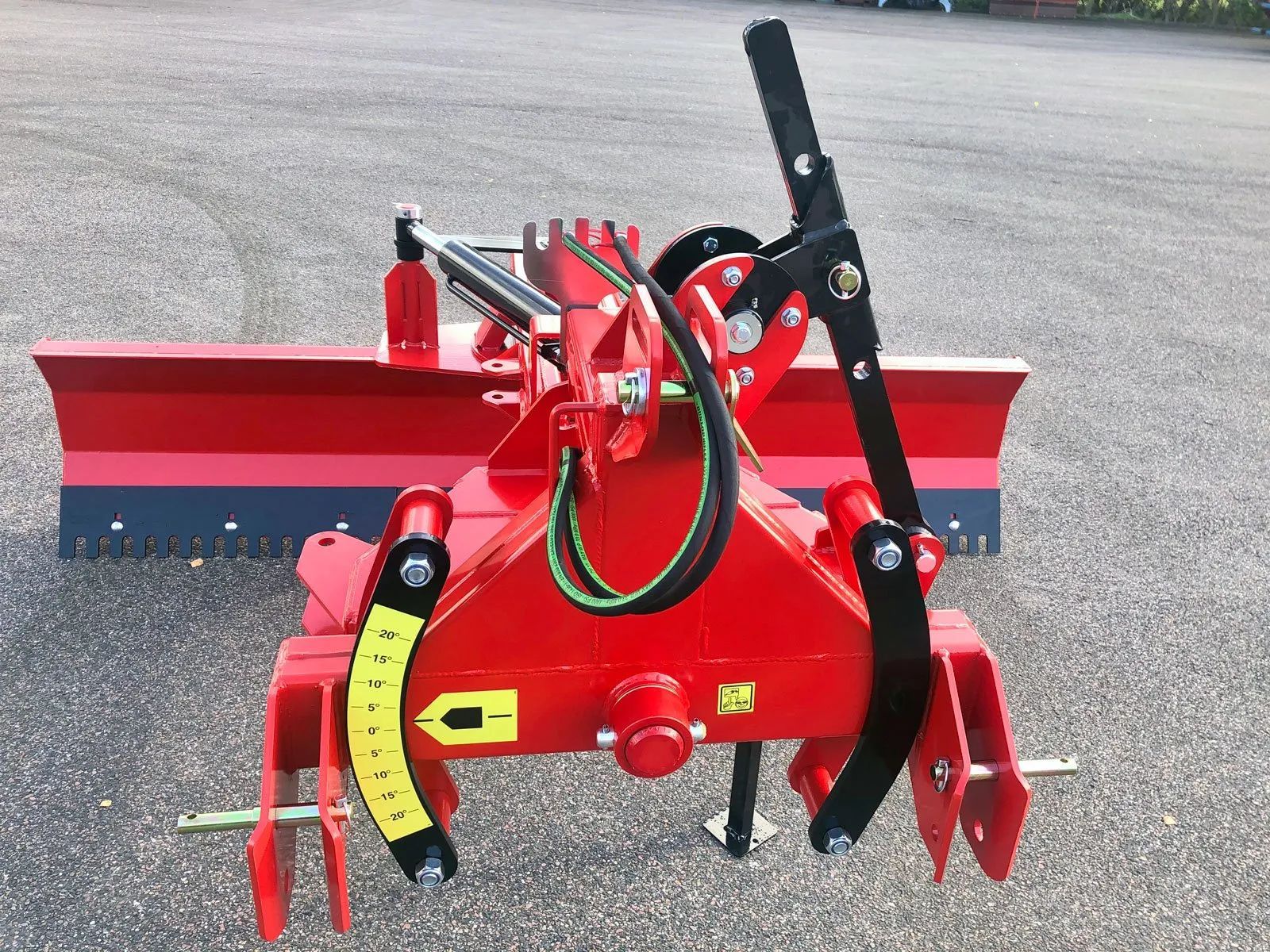 Ein roter Traktor steht auf einem Parkplatz
