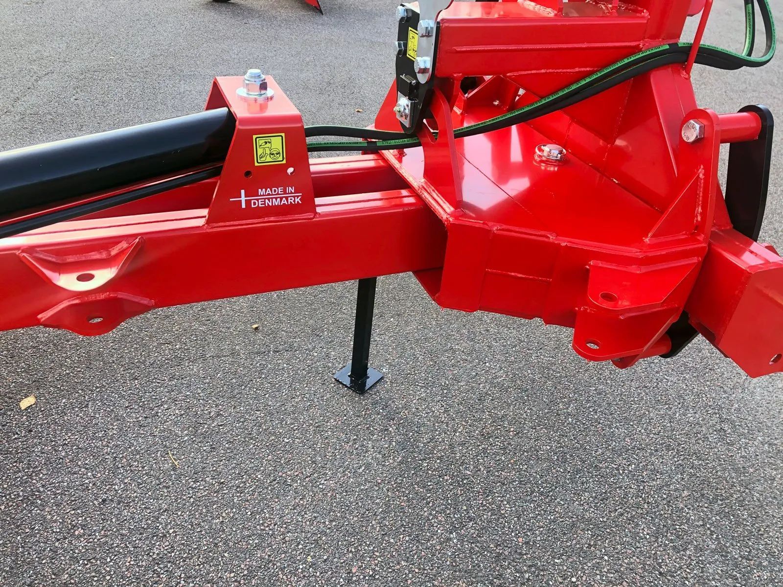 Ein roter Traktor steht am Straßenrand