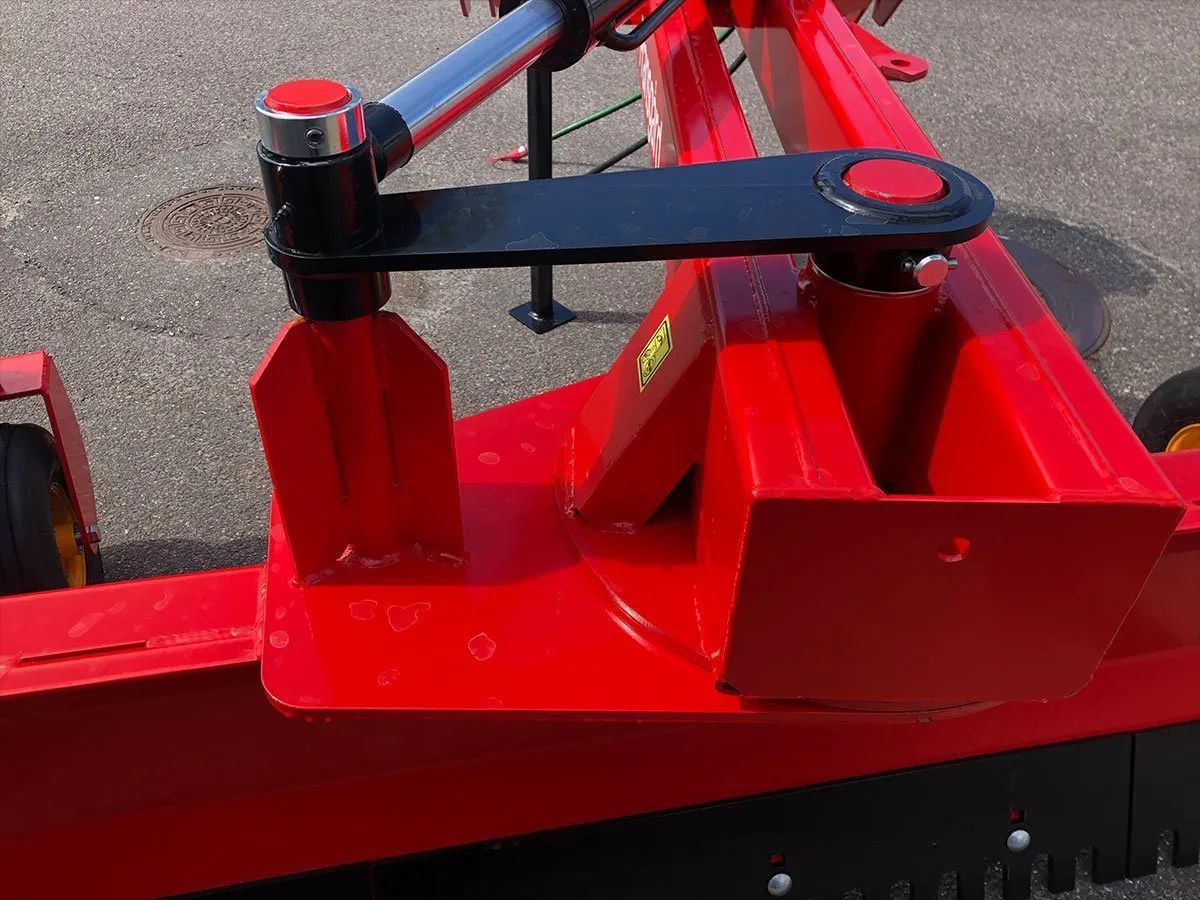Eine rot-schwarze Maschine steht am Straßenrand.