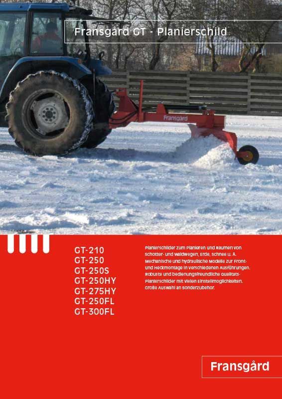 Ein Traktor räumt Schnee auf einem Feld.