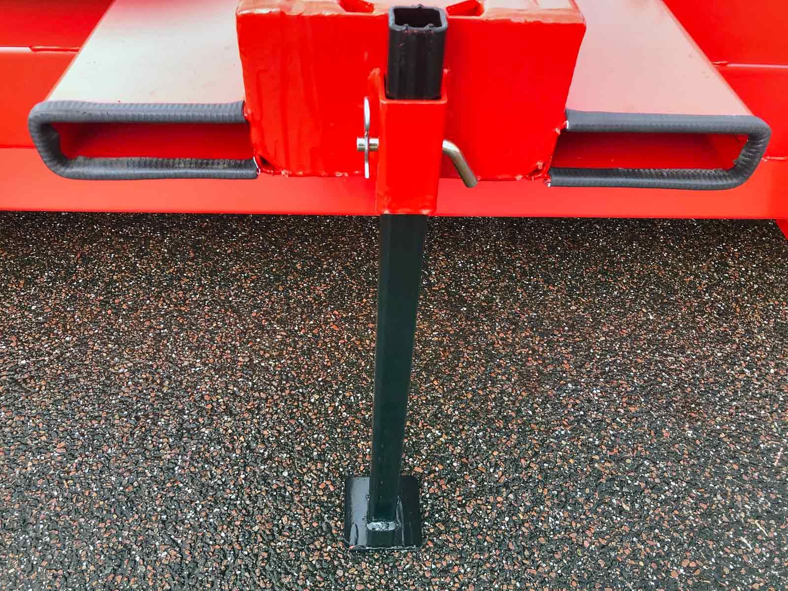 Ein rotes Fahrzeug mit einer daran befestigten schwarzen Stange