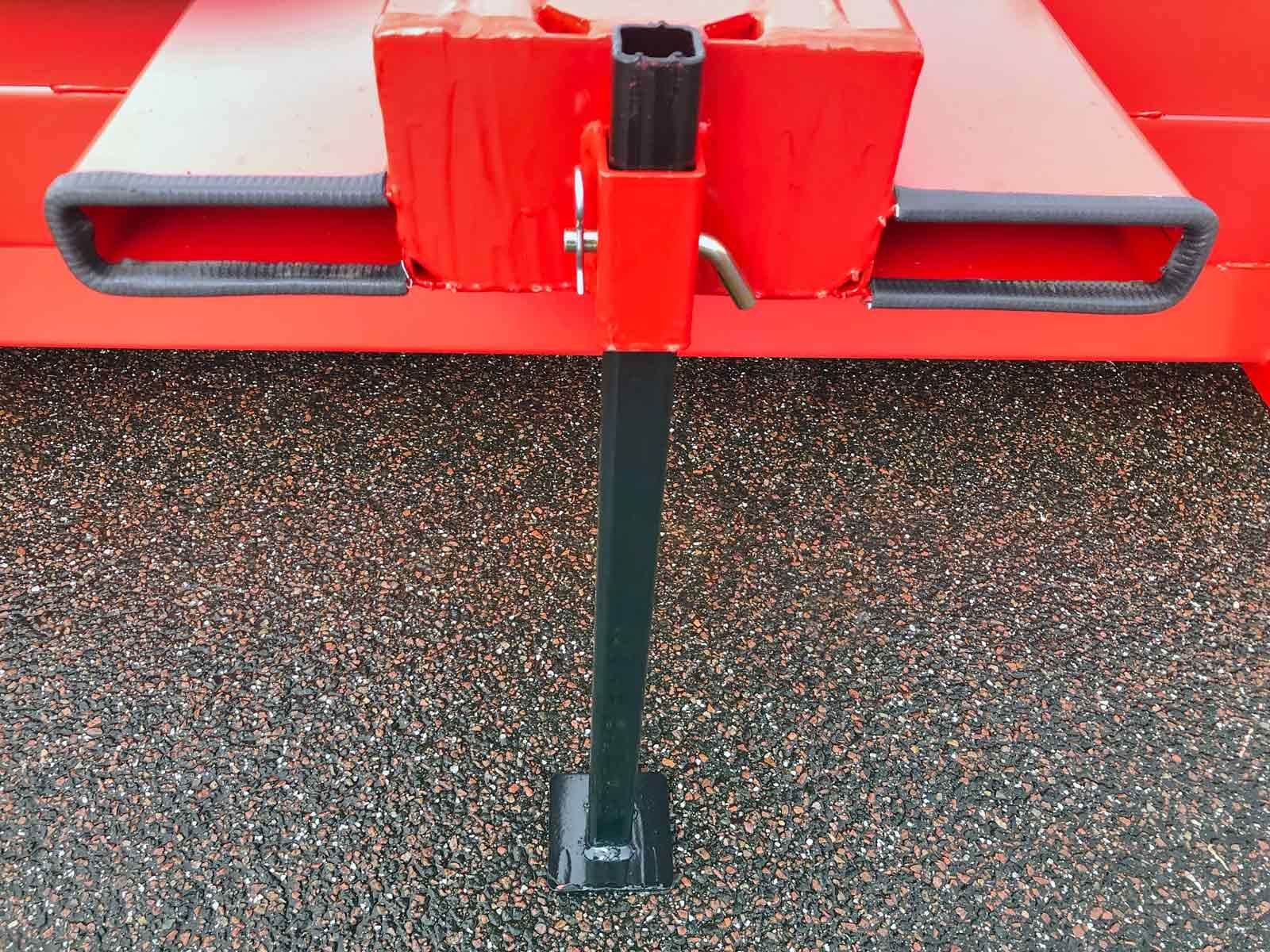 Ein rotes Objekt mit einer daran befestigten schwarzen Stange