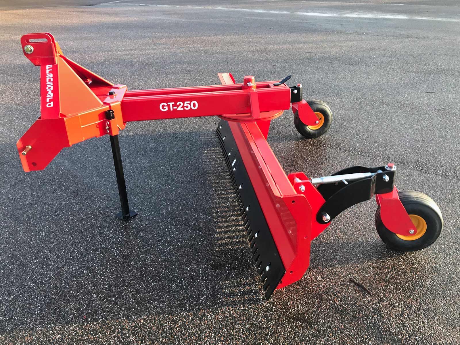 Auf dem Boden liegt ein rotes Traktorschild mit Rädern.