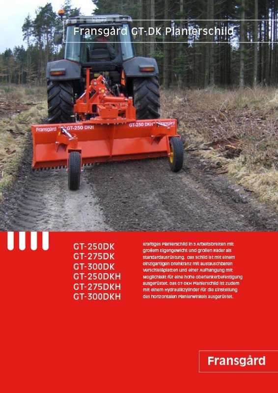Ein rot-orangefarbener Traktor fährt einen Feldweg entlang.