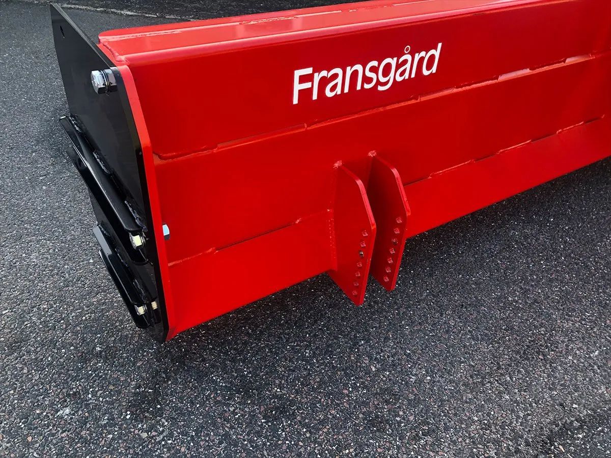 Ein roter Gegenstand mit dem Wort Fransgard darauf