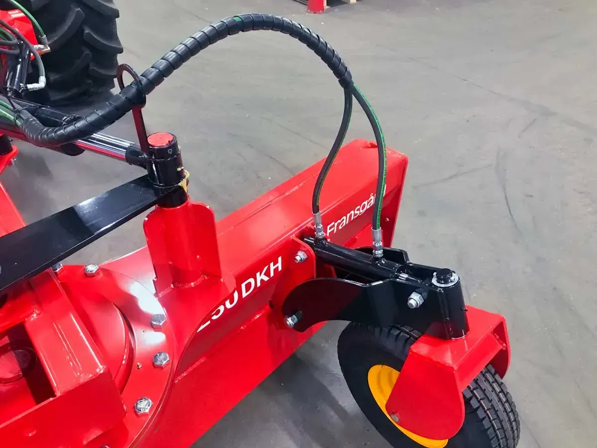 Eine Nahaufnahme eines roten Traktors mit einem daran befestigten Schlauch
