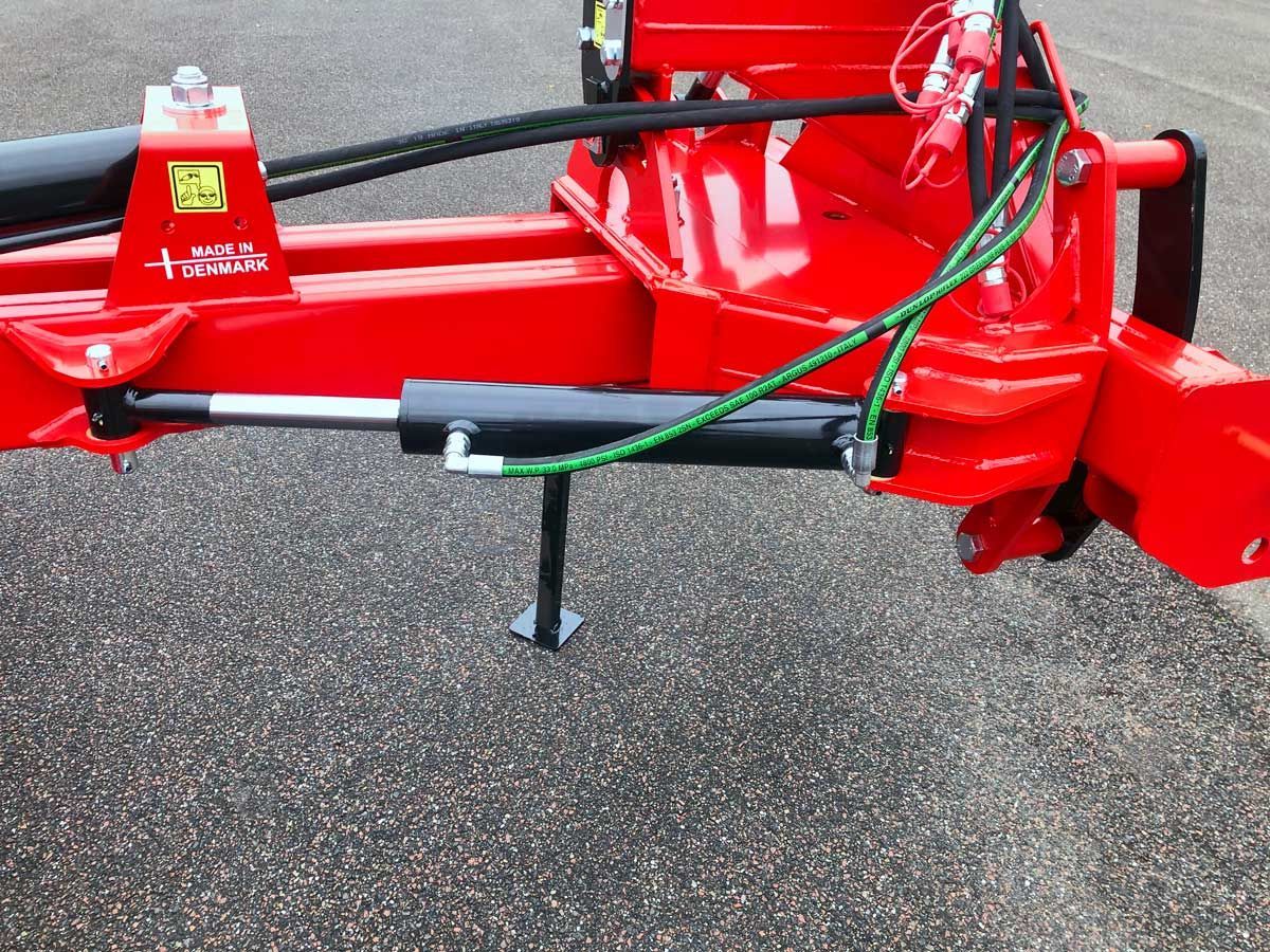 Ein roter Traktor steht am Straßenrand