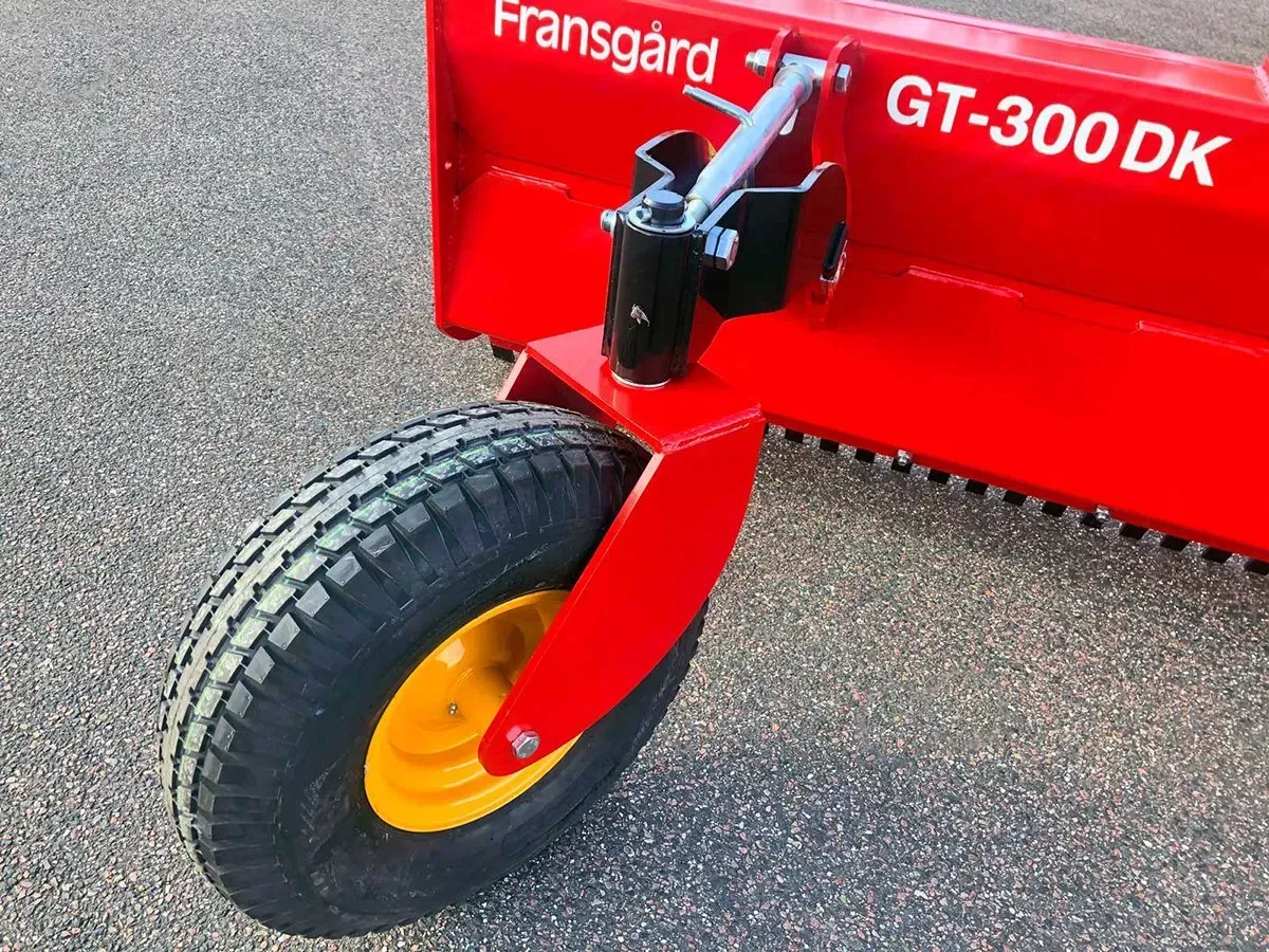 Ein roter Traktor mit GT-300 auf der Seite