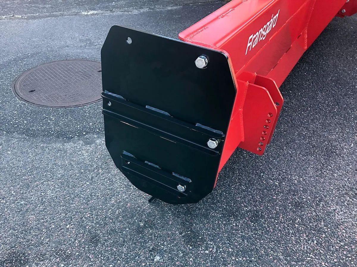 Ein roter Schneepflug steht am Straßenrand