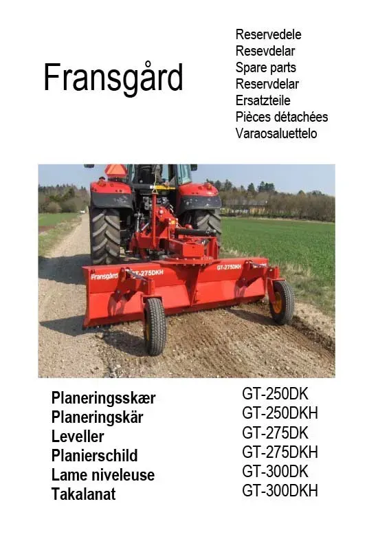 Ein roter Traktor fährt eine unbefestigte Straße entlang